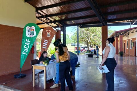 entrega de becas uni