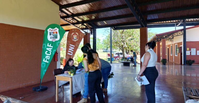 entrega de becas uni
